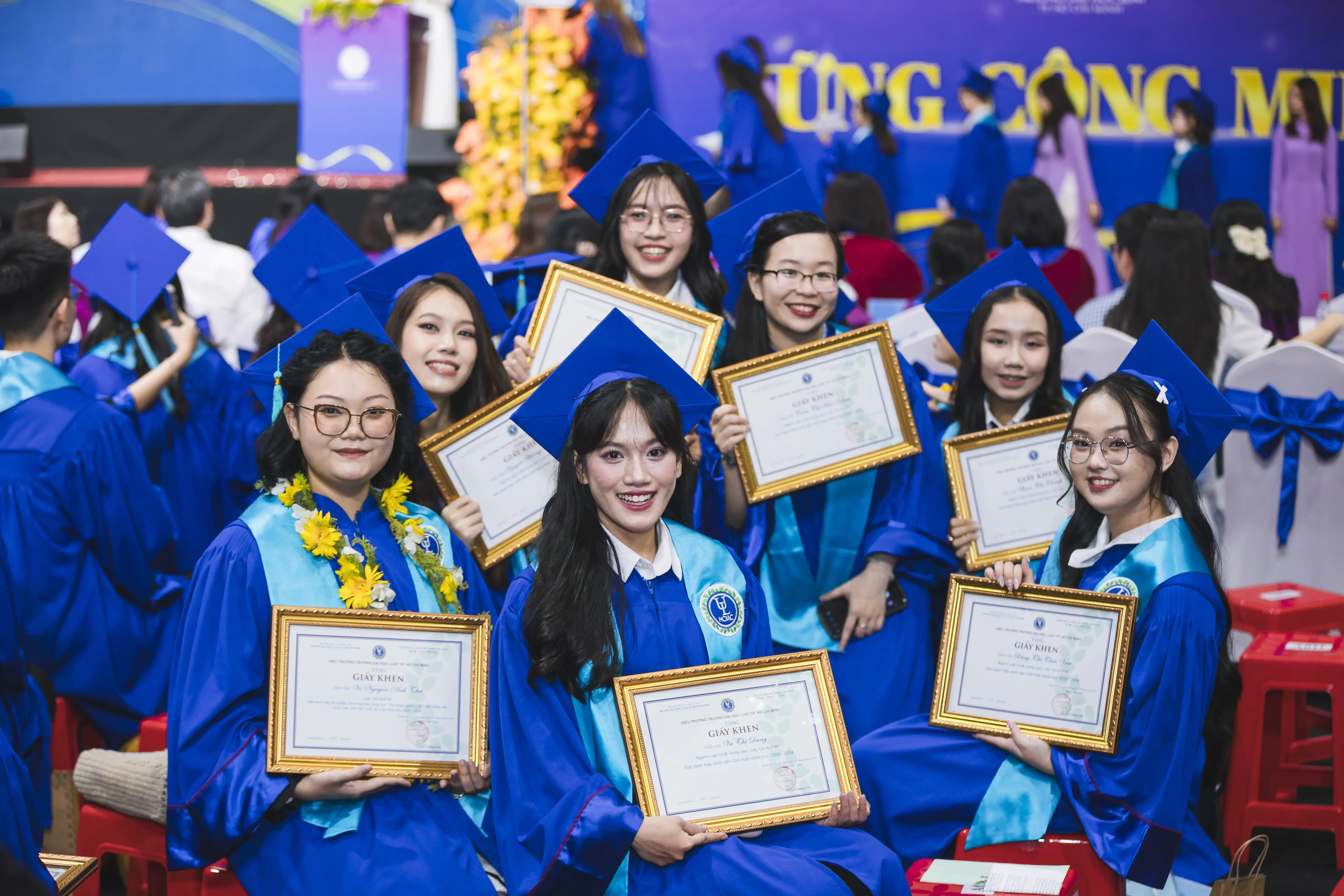 Sinh viên tốt nghiệp